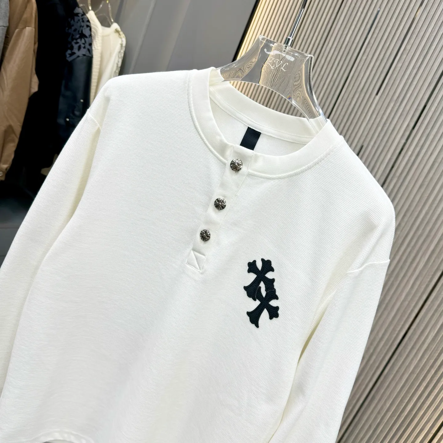 🅿️270 25 New Style🆕Come Hearts Cross Long Sleeve Autumn and Winter King! Chest pockets, collar and cuffs with high weight threads, custom-woven and dyed 330g double yarn waffle fabric, cross steel buckle tags and other accessories are all in the correct version, super conspicuous, super good-looking and super atmospheric, same style for men and women! The overall upper body highlights fashion and individuality, and it is a recommended T-shirt for couples to wear together!! Color: black/white 04 Size: S-XXL